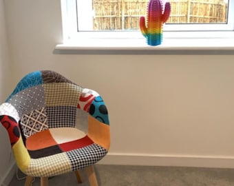 Poltronas estofadas em tecido patchwork multicolorido com pés de madeira, estilo moderno de meados do século XX.