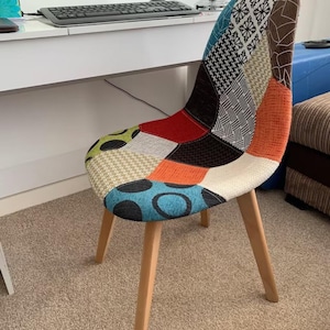 Juego de 6 sillas de comedor de tela patchwork multicolor, con acento moderno de mediados de siglo.