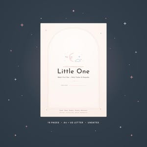 Könnte beinhalten: Eine blassrosa rechteckige Baby-Tracker-Seite mit bogenförmigem Rand, mit einem Mond- und Wolkensymbol, dem Text Little One, Baby's First Year - Daily Tracker & Keepsake, Baby's Name und einer Liste von Kategorien wie Feeds, Sleep, Diapers, Growth, Milestones.