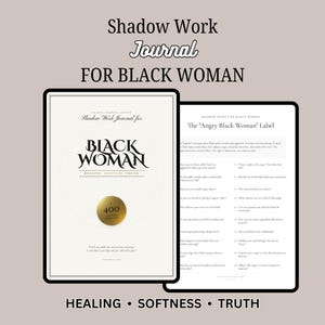 Könnte beinhalten: Ein Journal mit dem Titel "Shadow Work Journal FOR BLACK WOMAN" mit cremefarbenem Einband und schwarzem Text. Das Cover zeigt die Worte "BLACK WOMAN" in fetter Schrift, darunter "HEALING SOFTNESS TRUTH". Das Journal ist auf einer Seite mit dem Text "The 'Angry Black Woman' Label" geöffnet.