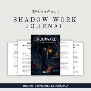 Puede incluir: Un diario de trabajo de sombras imprimible digital con el texto "TrueAwake" y "Shadow Work Journal". La portada presenta una ilustración de una persona sosteniendo una linterna en una cueva. Incluye páginas con texto sobre la comprensión de los desencadenantes y la reivindicación del poder.