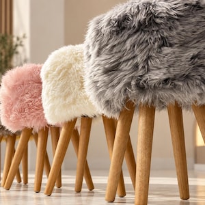 Handgjord pall i fårskinn – Ben i massiv ek, sits med skandinavisk hygge-accent, ulllängd 5-8 cm.