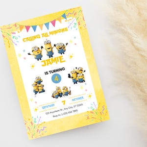Puede incluir: Una invitaci&oacute;n de cumplea&ntilde;os amarilla y azul con los personajes de los Minions. La invitaci&oacute;n dice "Calling all Minions" y "Jamie cumple 4 a&ntilde;os". Incluye la fecha, la hora y la ubicaci&oacute;n de la fiesta.