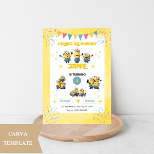 Puede incluir: Una invitaci&oacute;n de cumplea&ntilde;os amarilla y azul con los personajes de los Minions de la franquicia Despicable Me. La invitaci&oacute;n dice "Calling all Minions" y "Jamie cumple 4 a&ntilde;os". La invitaci&oacute;n tambi&eacute;n incluye la fecha y la hora de la fiesta, as&iacute; como la direcci&oacute;n y la informaci&oacute;n de RSVP.