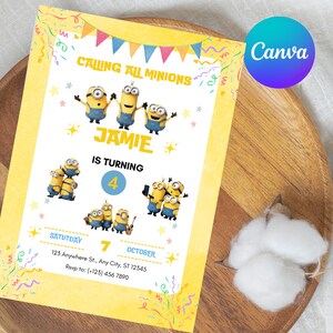 Puede incluir: Una invitaci&oacute;n de cumplea&ntilde;os amarilla y azul con los personajes de los Minions de la franquicia Despicable Me. La invitaci&oacute;n dice "Calling all Minions" y "Jamie cumple 4 a&ntilde;os". Tambi&eacute;n incluye la fecha, la hora y el lugar de la fiesta.