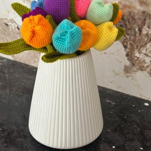 かぎ針編みの花、手作りのバラ、編み物の花、かぎ針編みのブーケ、バレンタインデーのギフト、ホームデコレーション、手作りの花、カラフルなチューリップのバラ、