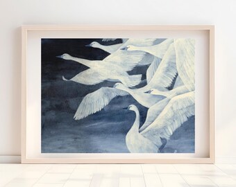 Può includere: Una stampa incorniciata raffigurante uno stormo di cigni bianchi in volo su uno sfondo blu scuro. L'opera d'arte raffigura gli uccelli con le ali spiegate, creando un senso di movimento. La cornice è di colore legno chiaro.