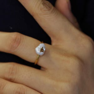 Handmade Vintage Gold Ring with Mini Baroque Pearl and Bee Decoration, Elegant Minimalist Ring for Daily Look, Artistic Statement Piece