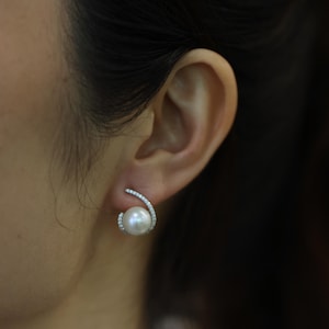 Handmade Elegant Pearl Stud Earrings with Arc Shape Detail, Romantic Wedding Jewelry, Vintage Inspired Earrings, Gift for Her