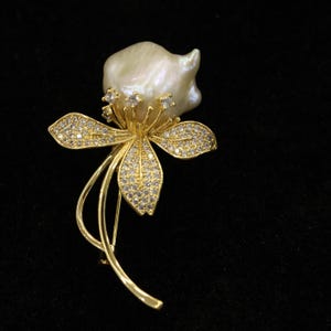 Elegant Floral Brooch with Large Baroque Pearl, Handmade Gold-Plated Pin, Vintage Style Nature Inspired Jewelry