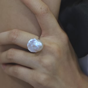 Handgemachter großer barocker Perlenring für Frauen, einzigartiger Sterlingsilber-verstellbarer Ring, minimalistischer Designschmuck, personalisierte Geschenkbox
