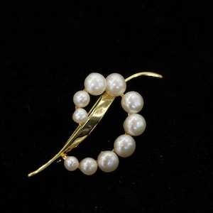 Handmade Music Note Shape Brooch for Women, Gold-Plated Pearl Brooch, Art Inspired Jewelry Gift for Her