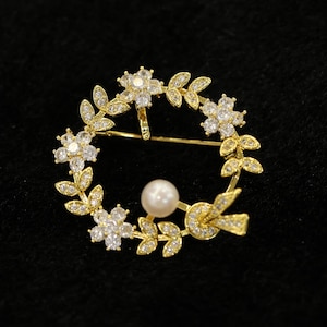 Handmade Gold Garland Shape Brooch with Japanese Akoya Pearl, Exquisite Flower & Leaf Design, Elegant Wedding Jewelry for Women