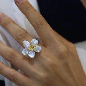 Elegant Baroque Pearl Ring with Flower Decoration, Handmade Gold Floral Ring for Women, Statement Ring for Classic Bridal Look