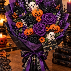 Puede incluir: Un ramo de ganchillo con rosas moradas y negras, calabazas naranjas, fantasmas blancos, un sombrero de bruja negro y un murciélago. Envuelto en papel de telaraña con una cinta morada y una etiqueta que dice #CraftNestCreation.