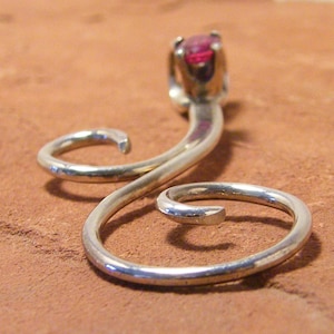Robijn en zilveren passie worden hanger. Argentium sterlingzilver. ZenJems Spiralz-ontwerp.