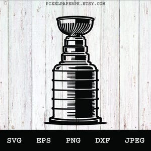Pode incluir: Ilustração em preto e branco do troféu da Stanley Cup. O troféu é uma taça de prata com uma grande tigela e uma base alta e fina. A taça é decorada com uma série de faixas e uma grande alça adornada.