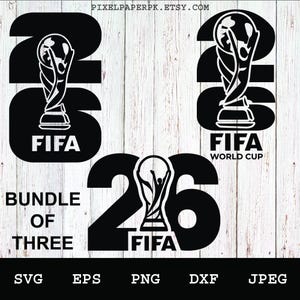 Könnte beinhalten: Ein digitales Grafikpaket mit drei schwarzen Designs der Zahl 26, integriert in die Silhouette des FIFA-Weltpokals. Der Text umfasst FIFA, WORLD CUP, BUNDLE OF THREE, PIXELPAPERPK.ETSY.COM sowie die aufgeführten Dateiformate.