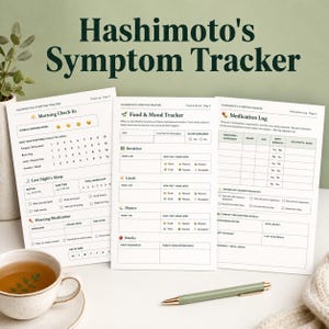 Puede incluir: Un rastreador de síntomas de Hashimoto de tres páginas con un bolígrafo verde y una taza de té. Las páginas incluyen secciones para el control matutino, el seguimiento de alimentos y estado de ánimo y los registros de medicamentos. El texto es negro.