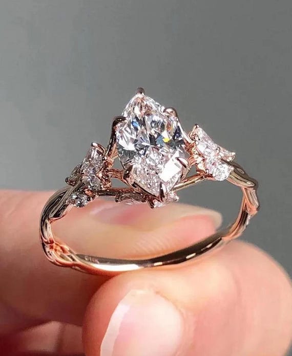 Bague de fiançailles florale en moissanite taille marquise