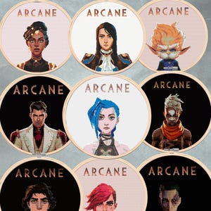 Op de afbeelding: Negen kruissteek borduurringen met personages uit de animatieserie "Arcane". Elke ring toont een ander karakterportret met het woord "Arcane" erboven. De ringen zijn in verschillende kleuren, waaronder zwart, wit en roze.