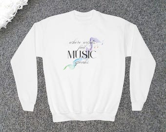 言葉では言い表せないとき、音楽が語りかける クルーネック スウェットシャツ | 水彩画風の人魚と音楽のデザイン
