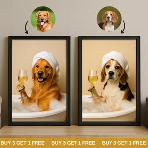 Könnte beinhalten: Zwei gerahmte Hundeporträts. Eines zeigt einen Golden Retriever in einer Badewanne mit Handtuch auf dem Kopf, der ein Weinglas hält. Das andere zeigt einen Beagle in einer ähnlichen Umgebung, umgeben von Blasen.