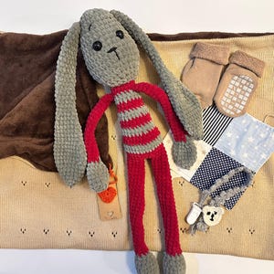 Zestaw prezentowy z dzianinowym kocykiem dla dziecka: pluszowa zabawka i skarpetki robione na szydełku