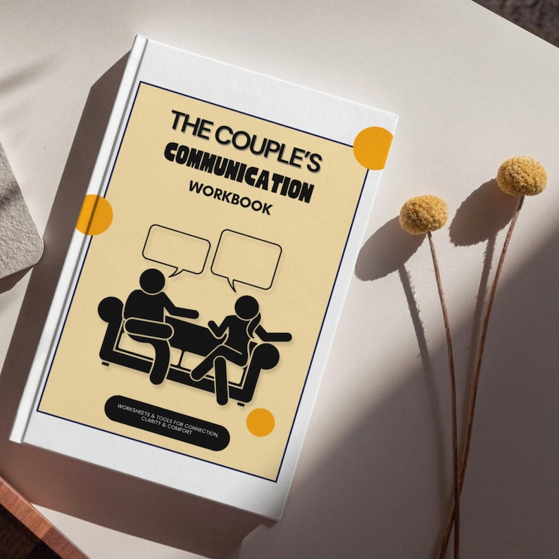 K&ouml;nnte beinhalten: Ein wei&szlig;es Arbeitsbuch mit dem Titel "The Couple's Communication Workbook" mit einem gelben Einband, der schwarze Illustrationen eines Paares auf einem Sofa und Sprechblasen zeigt. Das Arbeitsbuch enth&auml;lt den Text "Worksheets & Tools for Connection, Clarity & Comfort."