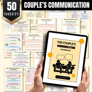 Puede incluir: Una tableta muestra el "Workbook de Comunicación de Parejas", sostenida por manos. La portada muestra una pareja en un sofá con bocadillos de diálogo. La imagen incluye hojas de trabajo y el texto "50 SHEETS".