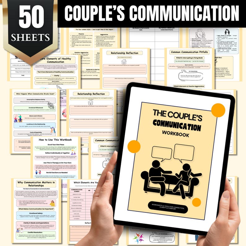 K&ouml;nnte beinhalten: Ein Tablet zeigt das "The Couple's Communication Workbook", gehalten von H&auml;nden. Das Cover zeigt ein Paar auf einem Sofa mit Sprechblasen. Das Bild enth&auml;lt Arbeitsbl&auml;tter und den Text "50 SHEETS".