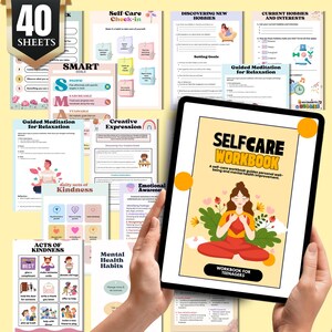 Puede incluir: Una persona sostiene una tableta que muestra un "SELFCARE WORKBOOK" para adolescentes, rodeada de hojas de trabajo de autocuidado. La portada del cuaderno presenta una figura sentada con flores. Las hojas de trabajo incluyen temas como "Actos de bondad" y "Descubriendo nuevos pasatiempos".