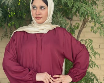 Mehroon open abaya aan voorkant: geplooide achterkant, elastische mouwen