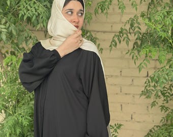 Zwarte open abaya aan de voorkant: geplooide achterkant, elastische mouwen