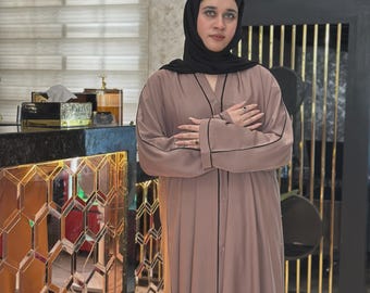 Woestijnbruine abaya met zwarte biezen: relaxte maxi-jurk