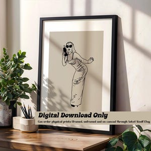Puede incluir: Ilustración en blanco y negro de una mujer con gafas de sol y un vestido, sosteniendo un teléfono en su oído. El fondo es de color beige claro. El texto "Descarga digital únicamente" está en la parte inferior de la imagen.