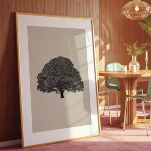 Puede incluir: Una ilustración en blanco y negro de un árbol con un tronco grueso y una amplia copa de ramas, impresa sobre un fondo beige y enmarcada en un marco dorado.