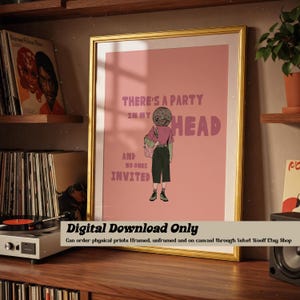 Puede incluir: Un póster rosa con un gráfico de una persona con una bola de discoteca como cabeza. El texto en el póster dice "There's a party in my head and no ones invited".
