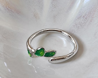 Anello regolabile con opale a forma di foglia, gioiello botanico ispirato alla natura, blu oceano o verde smeraldo.