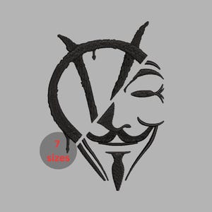 Puede incluir: Un diseño bordado en negro que presenta la letra V integrada con una máscara estilizada de Guy Fawkes. El diseño incluye una insignia circular gris con el texto rojo 7 sizes. El bordado consiste en líneas negras gruesas que forman la máscara.