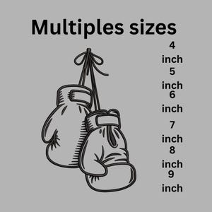 Può includere: Un'illustrazione a linee nere di due guantoni da boxe legati insieme dai lacci. Il testo "Multiples sizes" appare in alto, seguito da un elenco verticale di misure: 4 inch, 5 inch, 6 inch, 7 inch, 8 inch e 9 inch.