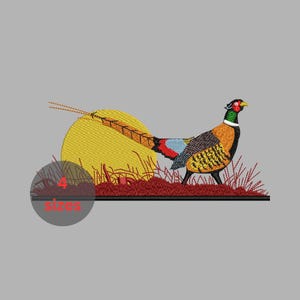 Puede incluir: Un parche bordado que muestra un faisán colorido frente a un gran sol amarillo y hierba de color rojo oscuro. El ave tiene la cara roja, el cuello verde y plumas marrones estampadas. El texto 4 sizes es visible en un círculo gris.