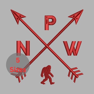 Può includere: Un disegno per ricamo con due frecce rosse incrociate e le lettere P, N e W posizionate tra di esse. Una sagoma rossa di una figura di Bigfoot è centrata sotto le frecce. Una sovrapposizione circolare mostra il testo 5 Sizes in rosso.