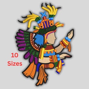 Könnte beinhalten: Gestickter Aufnäher mit einem farbenfrohen aztekischen Gottheiten-Design. Die Figur ist mit einem Federkopfschmuck, Flügeln und aufwendigen Details in Orange, Lila, Blau und Gelb verziert. Der Text "10 Größen" wird in Rot angezeigt.
