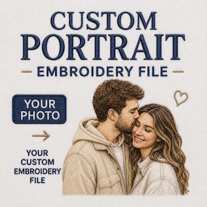 Könnte beinhalten: Eine digitale Stickdatei mit dem Text CUSTOM PORTRAIT EMBROIDERY FILE, einem Feld mit der Aufschrift YOUR PHOTO und einem Pfeil sowie einer detaillierten gestickten Illustration eines sich umarmenden Paares. Rechts ist ein kleines Herz.
