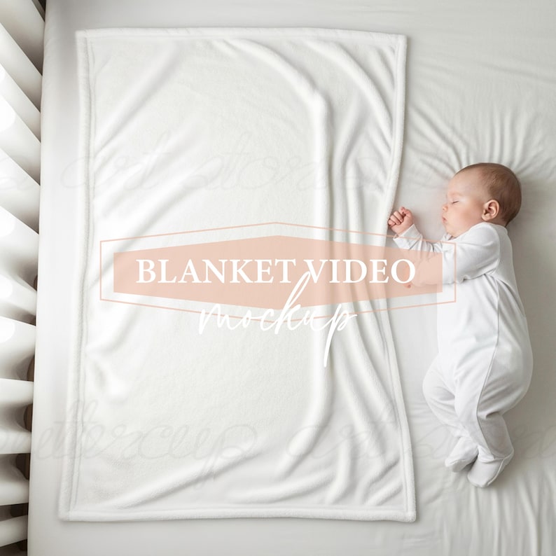 K&ouml;nnte beinhalten: Eine wei&szlig;e Babydecke mit weicher Textur liegt auf einem Bett neben einem schlafenden S&auml;ugling in einem wei&szlig;en Strampler. Die Decke hat eine rechteckige Form. Der Text "BLANKET VIDEO mockups" ist auf die Decke gelegt.