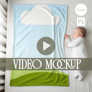 K&ouml;nnte beinhalten: Eine Babydecke mit einem Himmel- und Wolken-Design, mit hellblauem Hintergrund und einer wei&szlig;en Wolke. Der untere Teil der Decke hat eine gr&uuml;ne Landschaft. Die Worte "VIDEO MOCKUP" sind unten angezeigt.