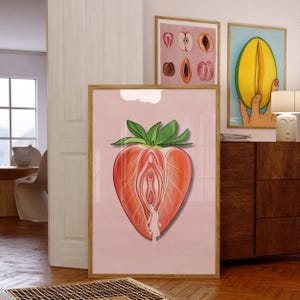 Stampa artistica di fragole femminili affettate, poster vintage, decorazione da parete per l'empowerment, body positivity, download digitale firmato, opera d'arte a tema frutta