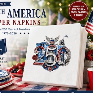 Puede incluir: Una pila de servilletas de papel blancas con un dise&ntilde;o patri&oacute;tico que celebra 250 a&ntilde;os de libertad estadounidense. Cada servilleta mide 16,5 cm x 16,5 cm y es de 3 capas. El dise&ntilde;o incluye el n&uacute;mero 250, la bandera estadounidense y los a&ntilde;os 1776-2026.