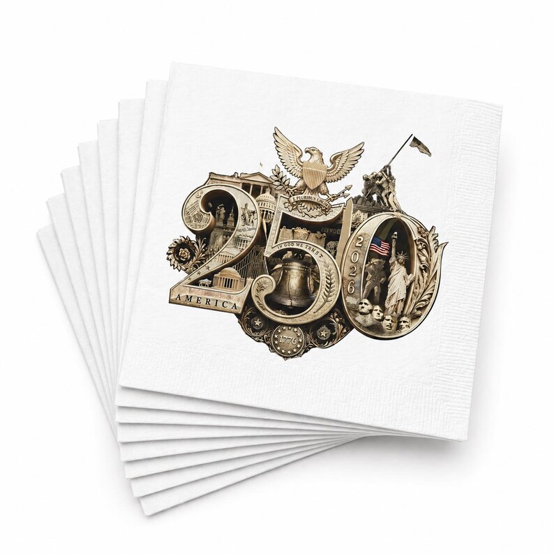 Puede incluir: Una pila de servilletas de papel blancas con una ilustraci&oacute;n detallada que conmemora el 250 aniversario de Am&eacute;rica. El dise&ntilde;o presenta el n&uacute;mero 250, un &aacute;guila, la Campana de la Libertad y otros s&iacute;mbolos patri&oacute;ticos. Tambi&eacute;n son visibles las palabras "AMERICA" y "2026".
